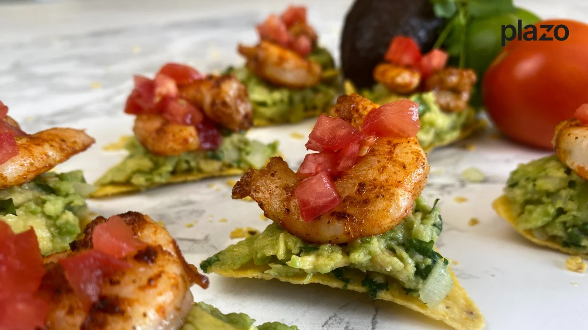 tostaditas de nachos con gambas doradas y guacamole casero